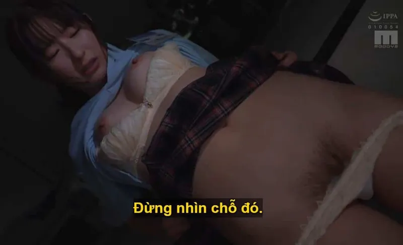 Sếp lớn đang lập mưu đụ em nhân viên kiêu kỳ lười nhác, suốt ngày chỉ chăm chăm chat chit với người yêu.